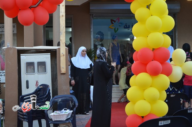 كفرقاسم- فيديو  : الافتتاح الكبير لمعرض ذوق العروس  سنين  يتحول الى مهرجان نسائي تسوقي كبير والحاجة عزية ترحب بالجميع